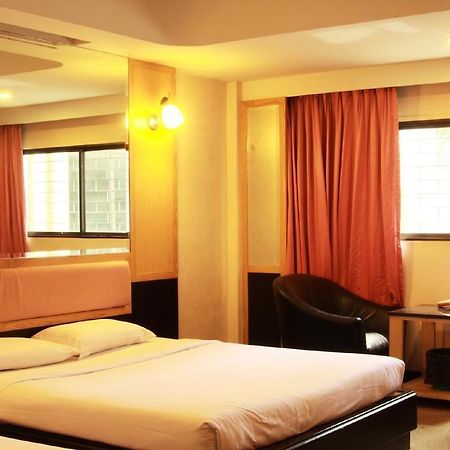 Pradipat Hotel Bangkok Bagian luar foto