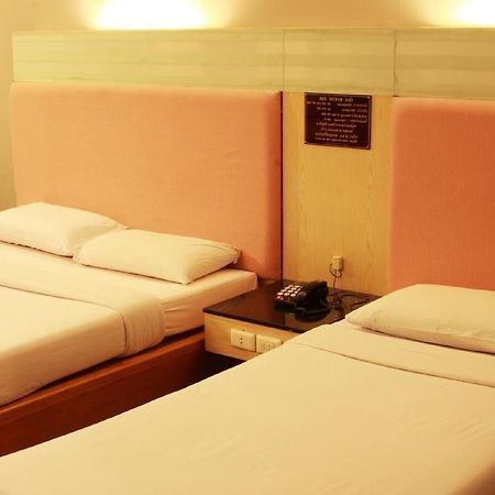 Pradipat Hotel Bangkok Bagian luar foto