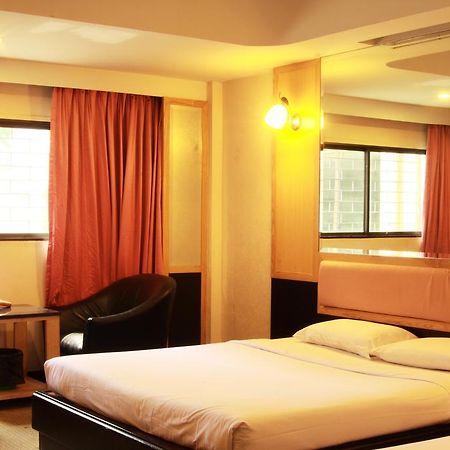 Pradipat Hotel Bangkok Bagian luar foto