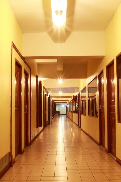 Pradipat Hotel Bangkok Bagian luar foto