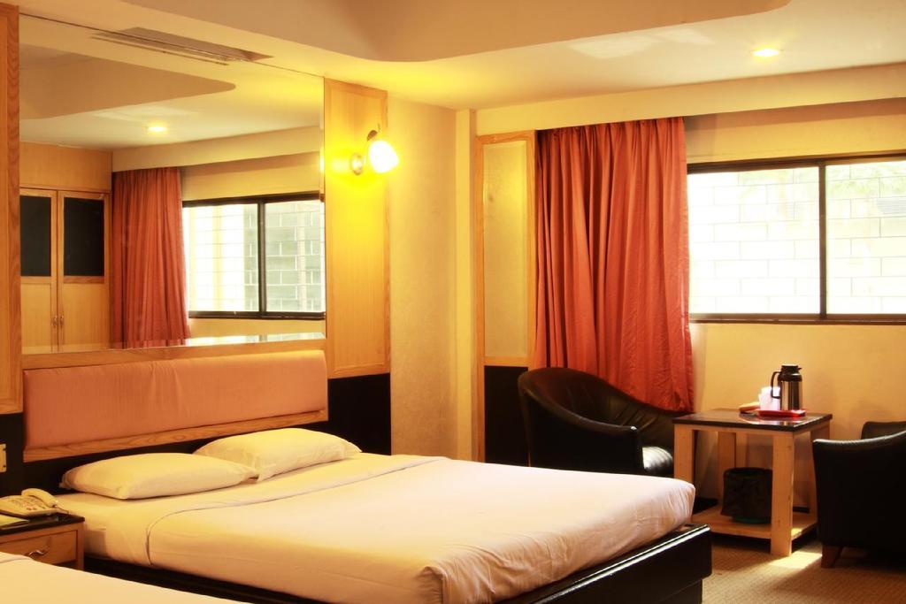 Pradipat Hotel Bangkok Bagian luar foto