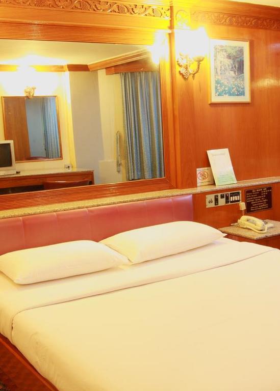 Pradipat Hotel Bangkok Bagian luar foto