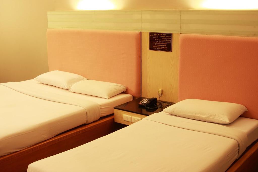 Pradipat Hotel Bangkok Bagian luar foto