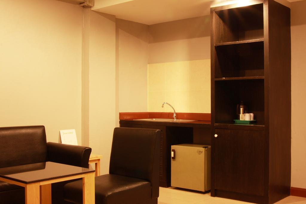 Pradipat Hotel Bangkok Bagian luar foto