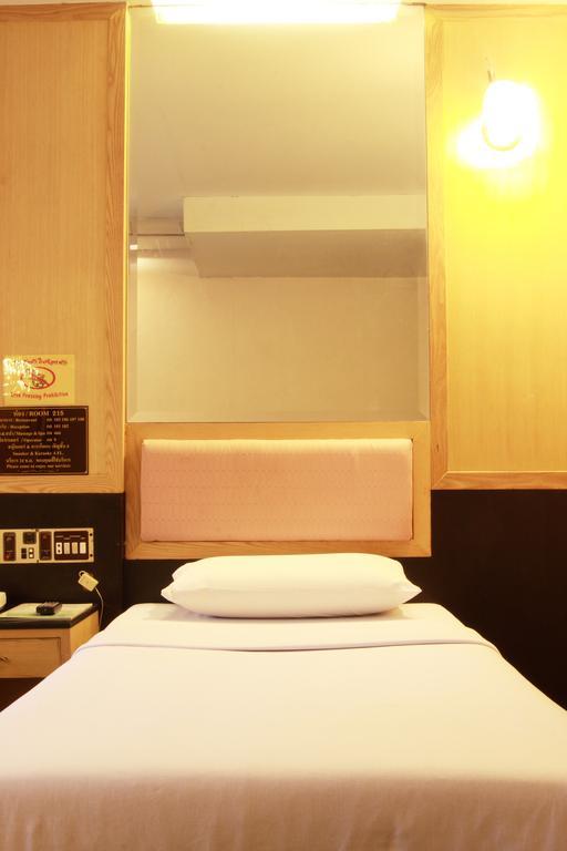 Pradipat Hotel Bangkok Bagian luar foto