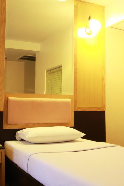 Pradipat Hotel Bangkok Bagian luar foto