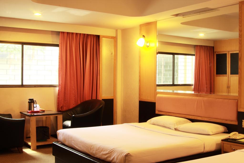 Pradipat Hotel Bangkok Bagian luar foto