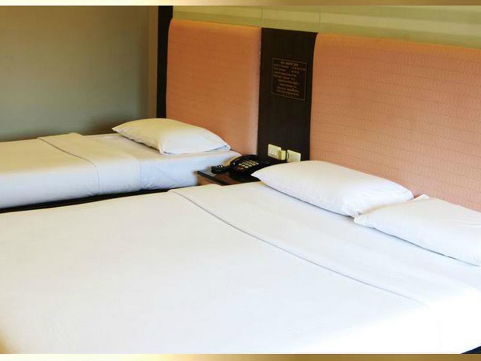 Pradipat Hotel Bangkok Bagian luar foto